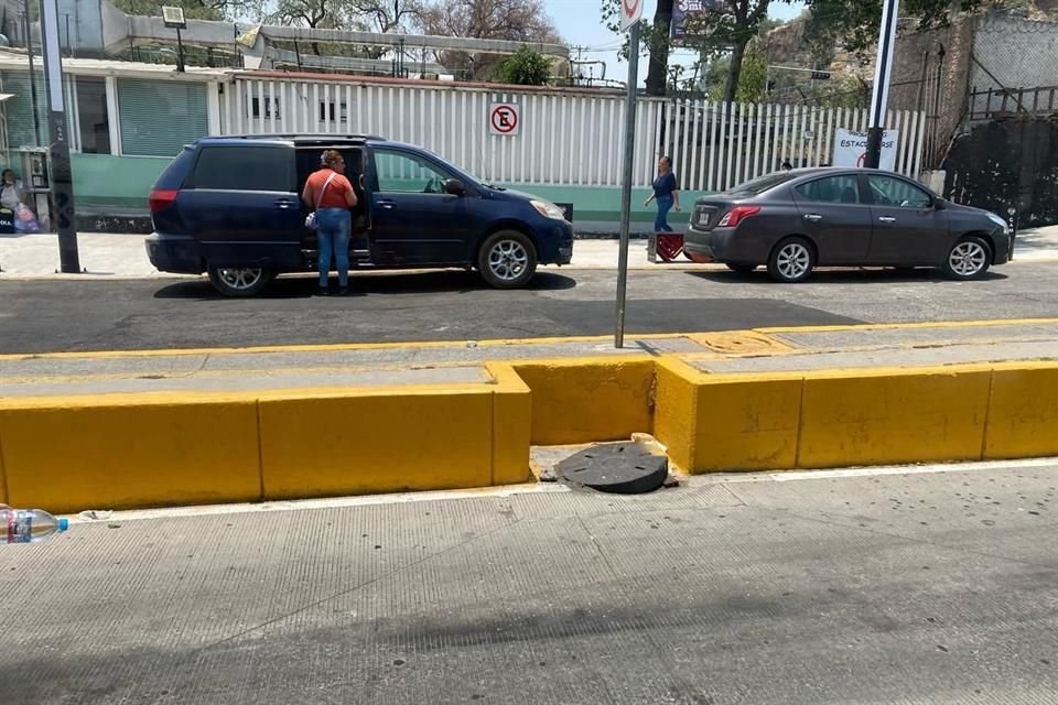 En la acera frente al hospital la invasión vehicular es mayor.