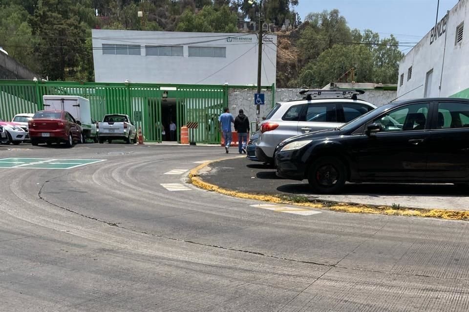 'Siempre están aquí (los autos), a veces hay más y se amontonan más, los quitaron cuando trabajaron (la acera), pero volvieron y ahí siempre se ponen', señalaron.