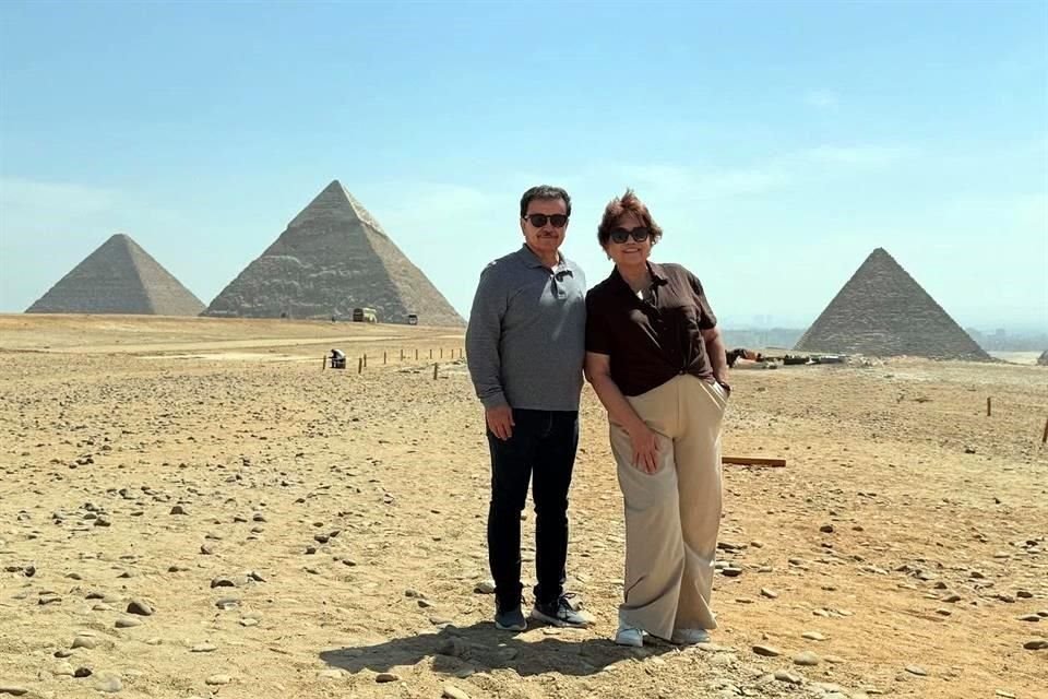 Martín Pérez y Ana María Cortés en las Pirámides de Guiza, Egipto