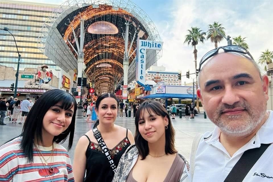 Martha Cantú y Luis Valdez junto a sus hijas Amanda y Sofía en Las Vegas, Nevada