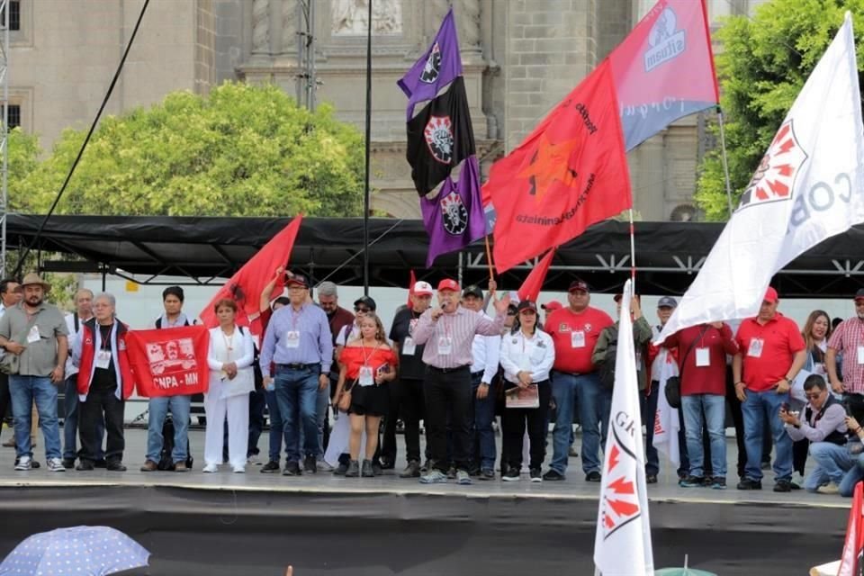 Los dirigentes de la CNTE, el SME y otras organizaciones en su mensaje a los agremiados.