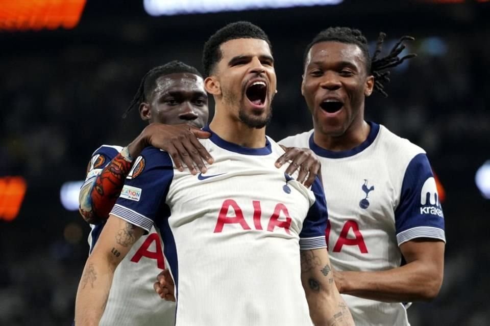Dominic Solanke convirtió de penal el tercer tanto de los ingleses.