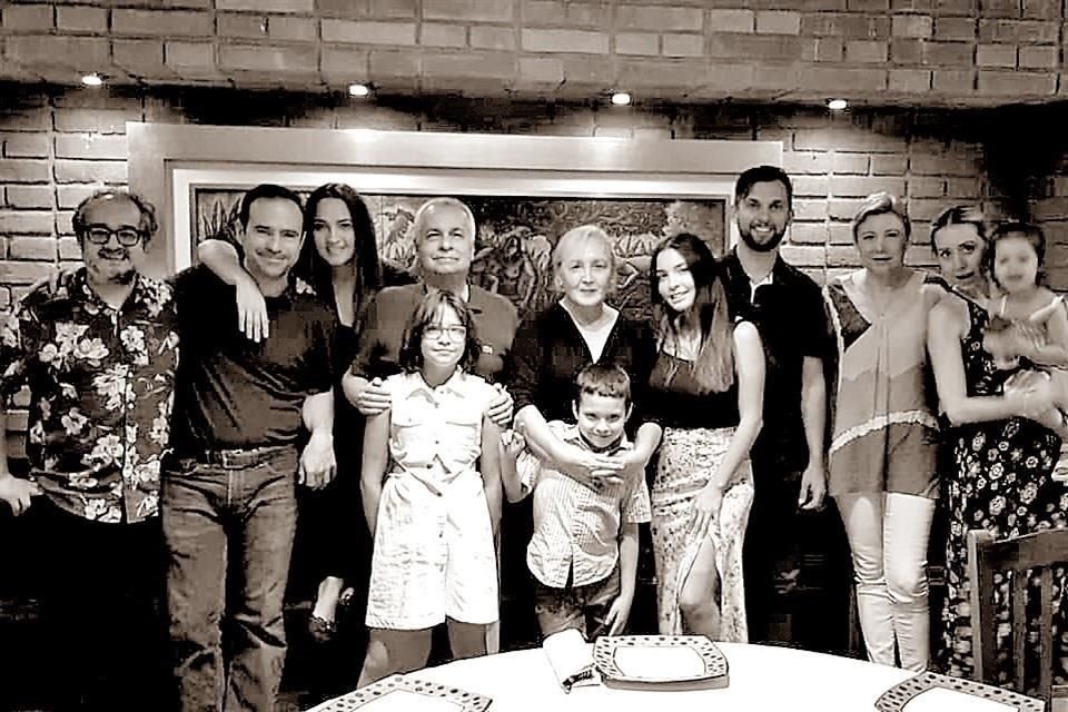 Con su familia.