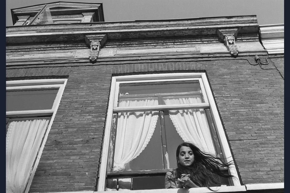 Imagen de Manuel Álvarez Bravo, 'Una muchacha en su ventana', capturada en Haarlem, Holanda, en 1959.