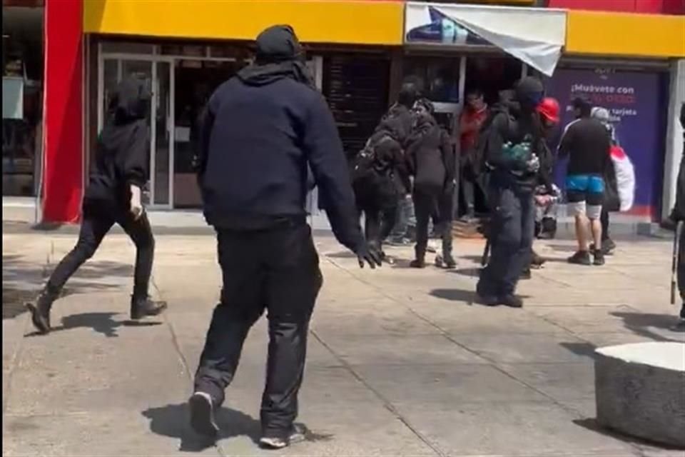 Durante la marcha, encapuchados vandalizaron establecimientos y robaron mercancía.