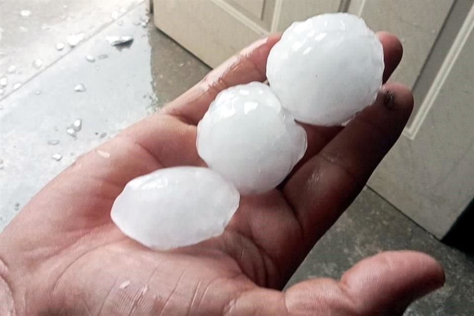Fotos compartidas muestran que la granizada fue intensa y se extendió a partes de Zuazua y Salinas Victoria.
