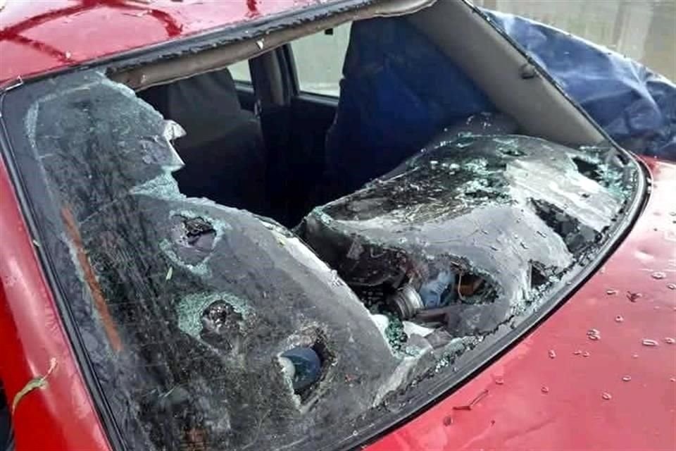 Fotos compartidas muestran que la granizada fue intensa y se extendió a partes de Zuazua y Salinas Victoria.
