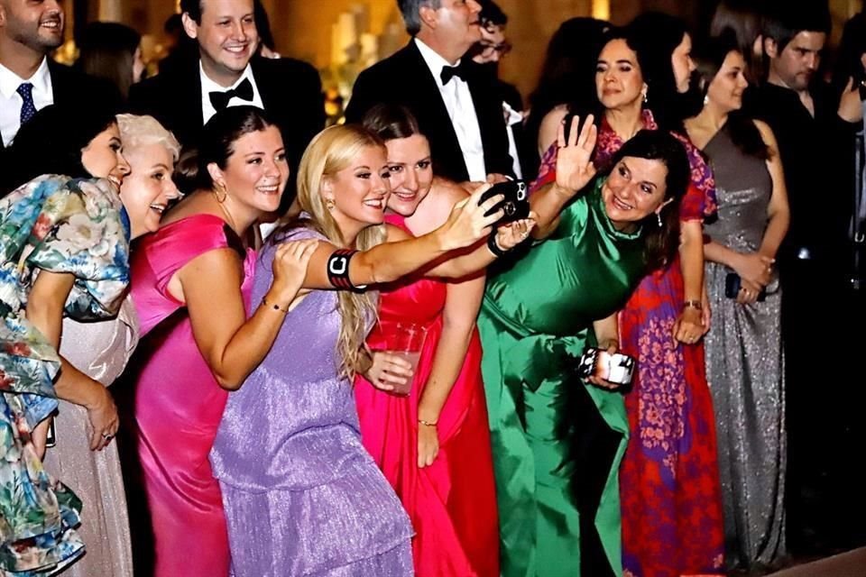 Titi Cantú de Vásquez, Estela Junco de Villarreal, Marimar Vásquez, Paola Vásquez de Alatorre, Lorena Vásquez Villarreal y Estela Villarreal Junco