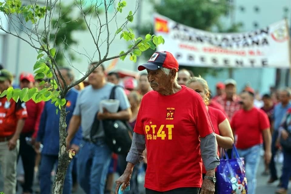 Los asistentes marcharon al grito de '¡Está marcha no es de fiesta, es de lucha y de protesta!'.