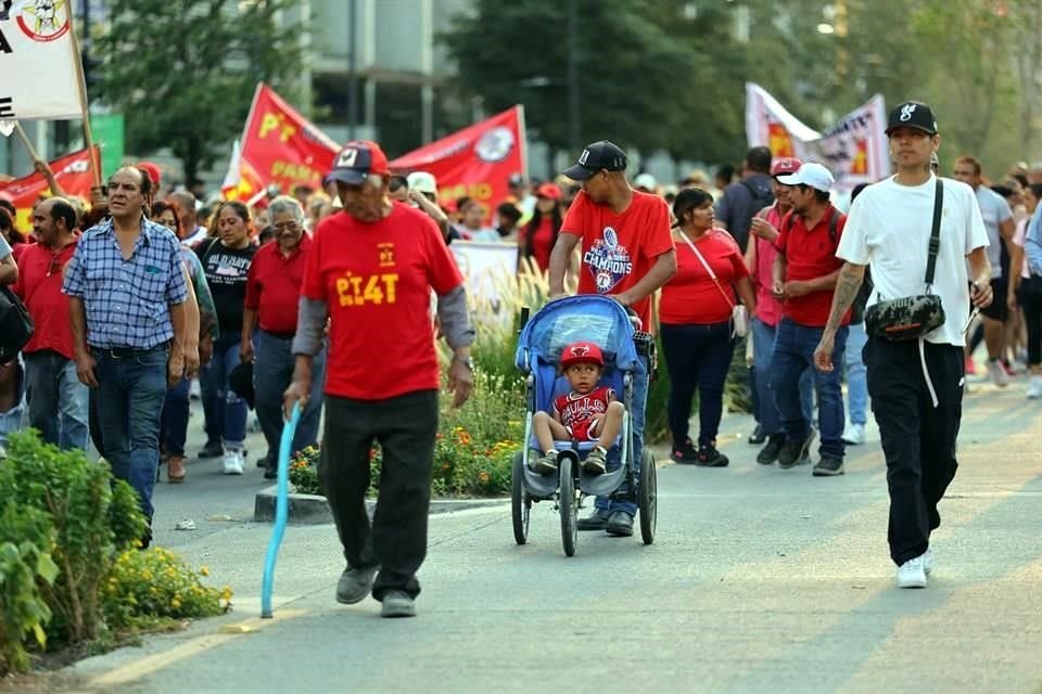 Los asistentes marcharon al grito de '¡Está marcha no es de fiesta, es de lucha y de protesta!'.