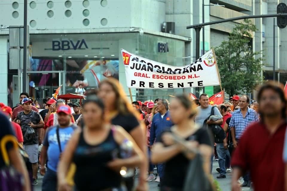 Los asistentes marcharon al grito de '¡Está marcha no es de fiesta, es de lucha y de protesta!'.