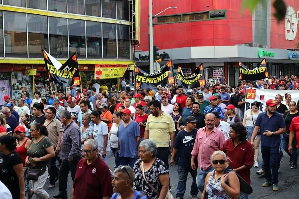 Los asistentes marcharon al grito de '¡Está marcha no es de fiesta, es de lucha y de protesta!'.