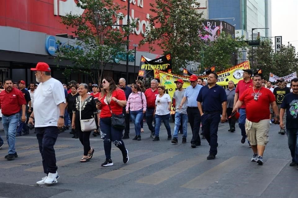 Los asistentes marcharon al grito de '¡Está marcha no es de fiesta, es de lucha y de protesta!'.