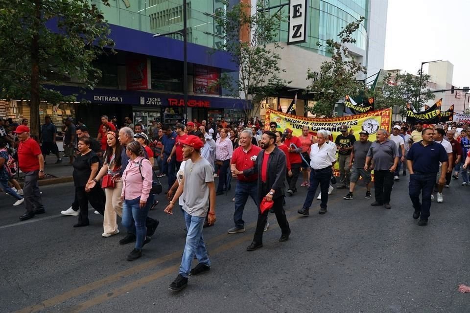 Los asistentes marcharon al grito de '¡Está marcha no es de fiesta, es de lucha y de protesta!'.