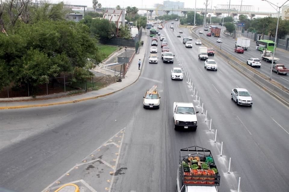 Los alineadores viales fueron colocados bajando el puente de Nogalar y Fidel Velázquez hasta metros después a la altura de Fray Luis de León.