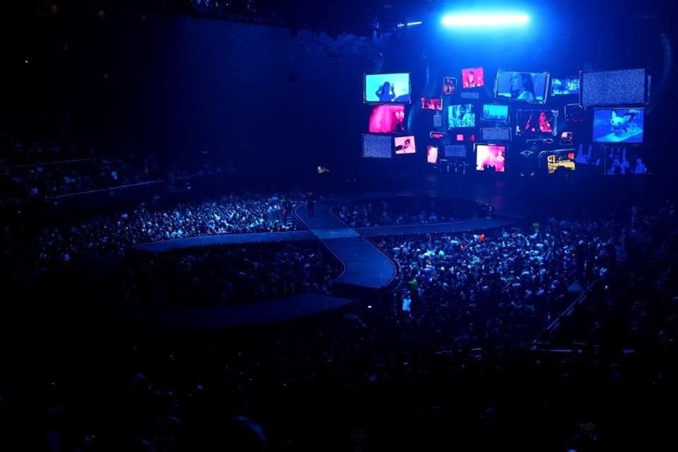 Katy Perry se presenta con su 'Lifetimes Tour' durante dos sold out, con una producción que incluye acrobacias y vuelos por el recinto