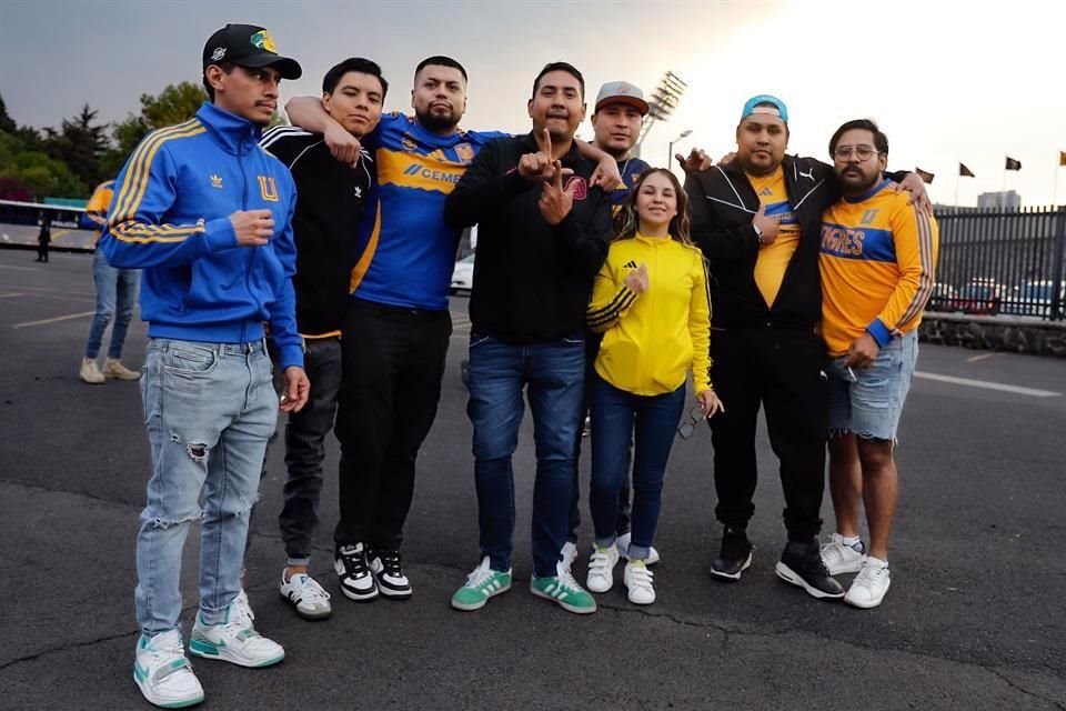 La afición felina presente en el Olímpico Universitario.