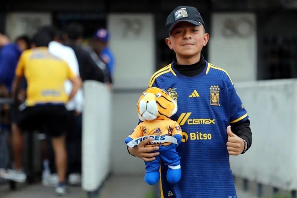 Hinchas de todas las edades llegaron para impulsar a los Tigres.