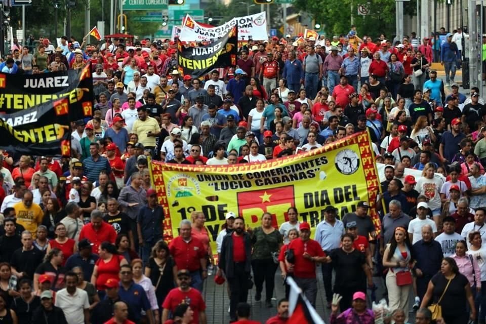 La marcha la realizaron en memoria de los Mártires de Chicago, de Río Blanco y Cananea.