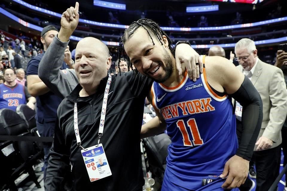 El president de los New York Knicks, Leon Rose, felicita a Jalen Brunson.