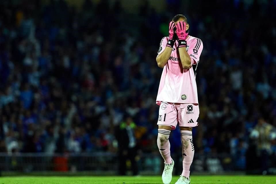 Nahuel Guzmán se lamenta de no haber podido atajar el penal de Ángel Sepúlveda.