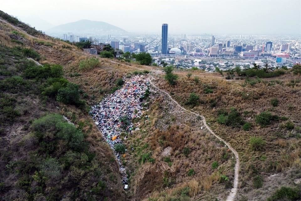 El tiradero está en la parte alta del cerro, en los límites de Monterrey y San Pedro, cerca de la Colonia Independencia.