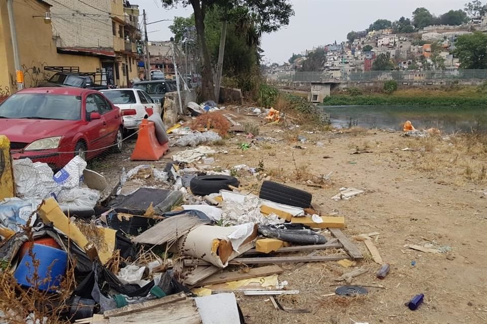 TEQUILASCO. Entre los residuos hay plásticos y botellas, pero también cascajo y muebles.