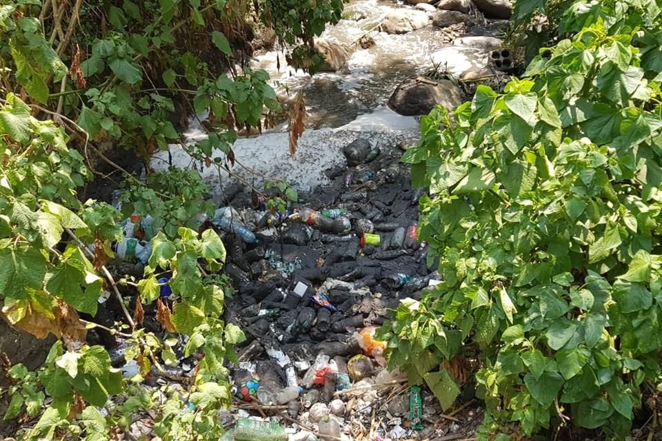 LAMINA. Aguas grises y desechos son parte del escenario de los embalses.