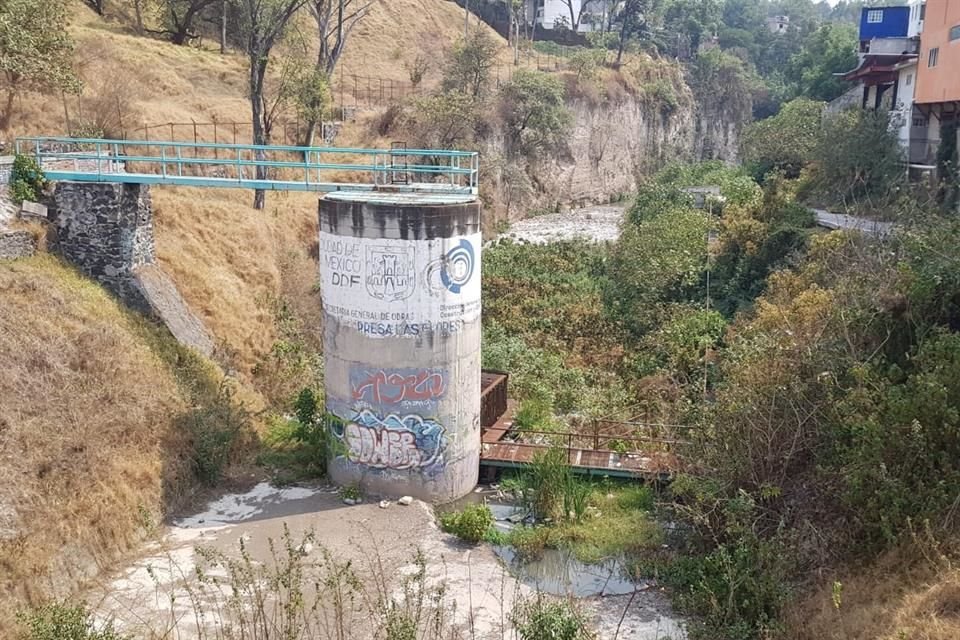 LAS FLORES.Aguas grises y desechos son parte del escenario de los embalses.
