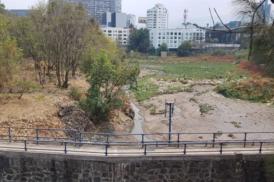 ANZALDO. Entre los residuos hay plásticos y botellas, pero también cascajo y muebles.