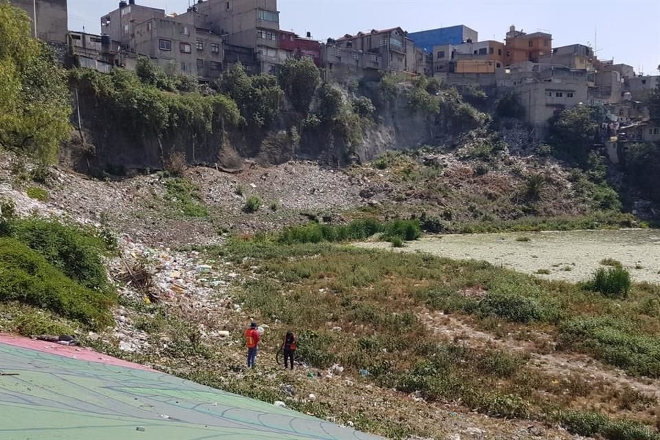 BECERRA B. Entre los residuos hay plásticos y botellas, pero también cascajo y muebles.
