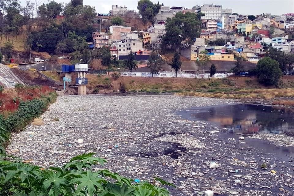 SIN RESPUESTA SUFICIENTE. En la Presa Mixcoac, los vecinos deben organizarse para realizar los trabajos de limpieza de la infraestructura.