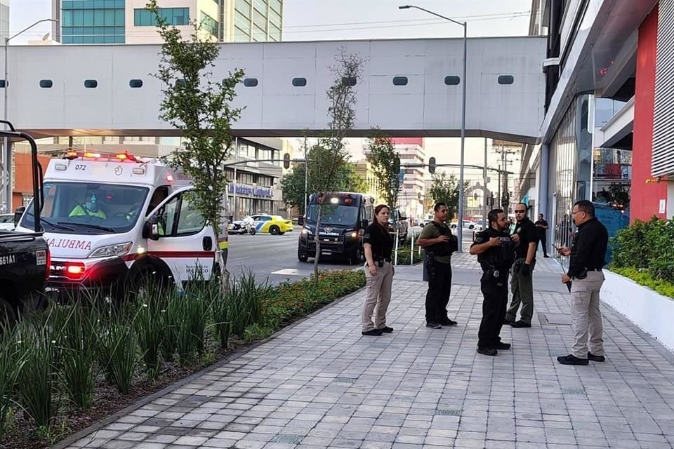 El agente Israel, con balazos en las piernas y una mano, fue llevado al Hospital General de Sabinas Hidalgo, y luego en helicóptero al Cuartel General de Fuerza Civil, para ser trasladado después a un hospital privado.