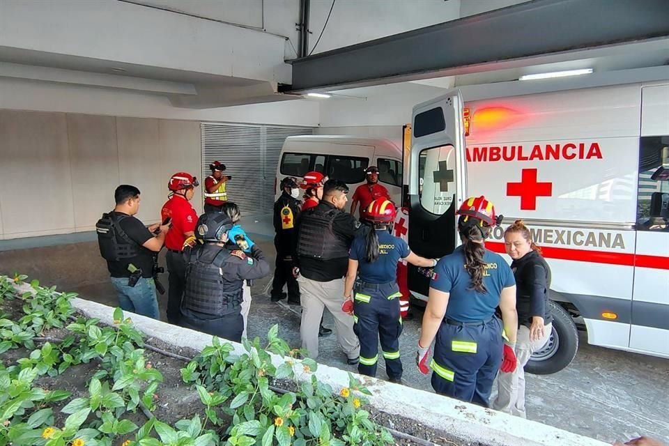 El agente Israel, con balazos en las piernas y una mano, fue llevado al Hospital General de Sabinas Hidalgo, y luego en helicóptero al Cuartel General de Fuerza Civil, para ser trasladado después a un hospital privado.