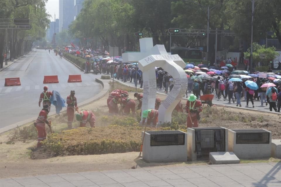 Durante las movilizaciones por el Día del Trabajo, empleados de la CDMX realizaron trabajos en la Glorieta de Colón.