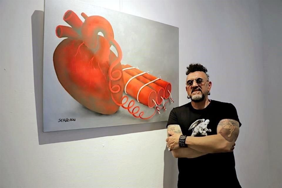 Sergio Arau y una de sus obras que forman su expo 'Inteligencia artesanal'.