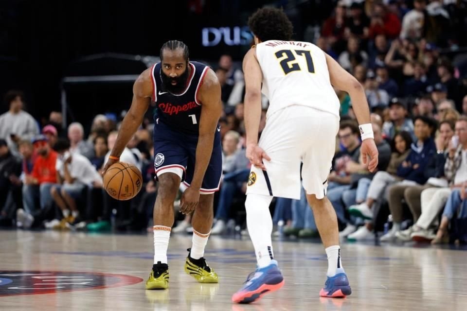 James Harden anotó 28 puntos y logró ocho asistencias.