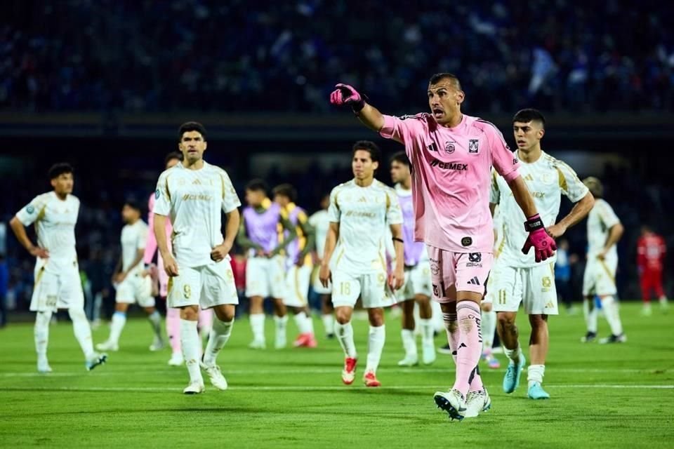 El argentino estuvo cerca de detener el tiro penal de Sepúlveda.