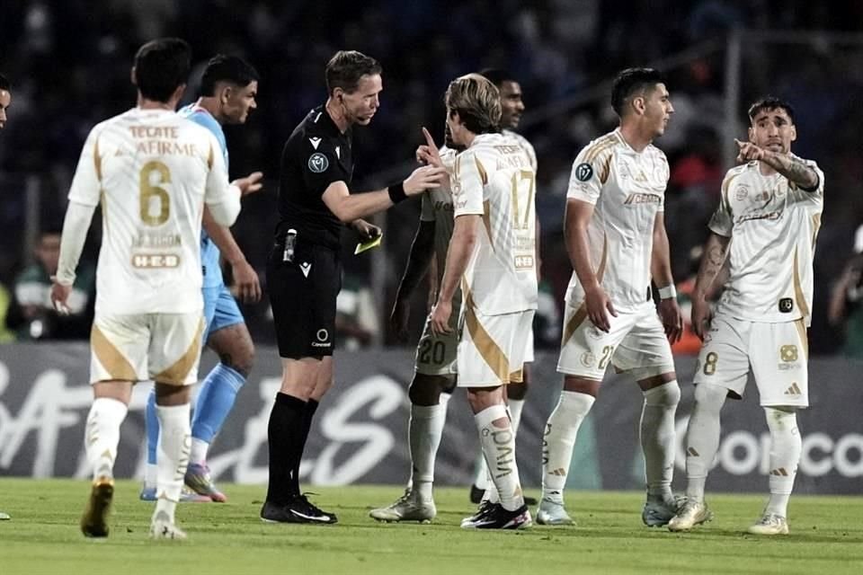 Los felinos sienten que el arbitraje no fue parejo.