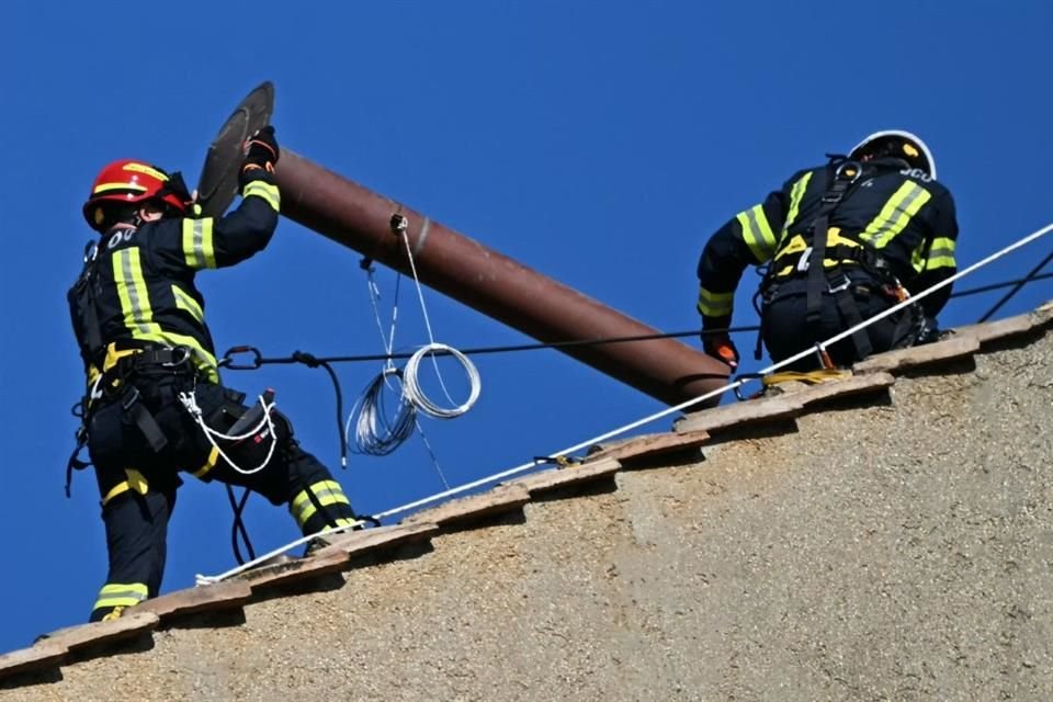 Trabajadores del Vaticano instalaron la chimenea sobre la Capilla Sixtina que alertará sobre las decisiones del Cónclave para elegir a nuevo Papa.