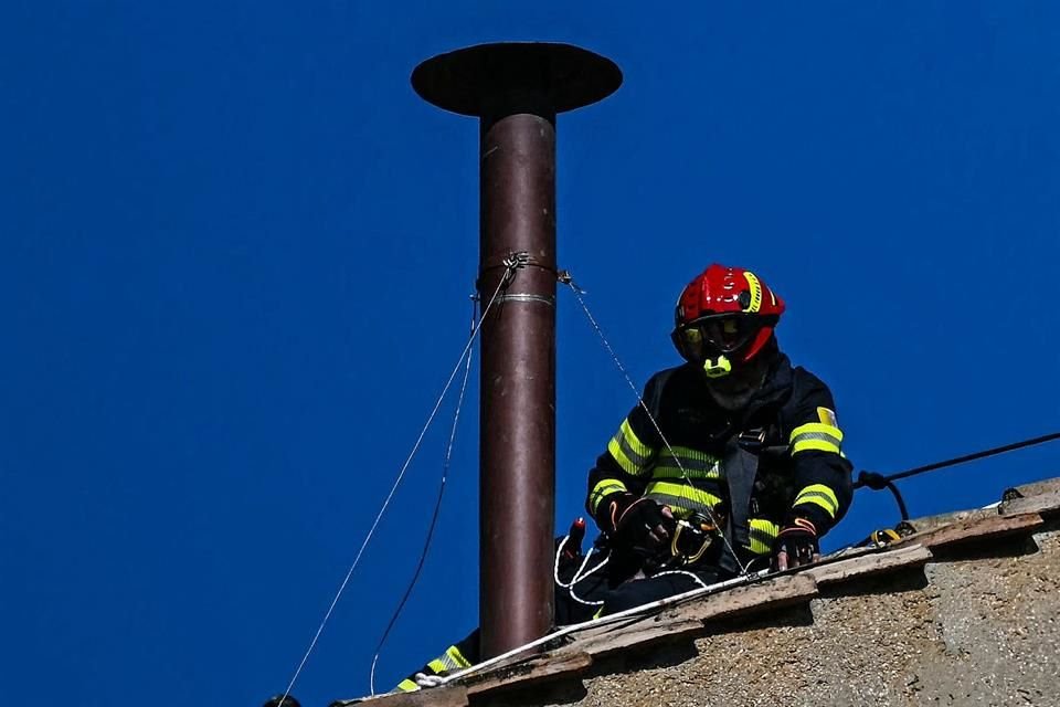 La Capilla Sixtina cuenta con dos estufas conectadas a la misma chimenea de la que sale la única indicación de lo que ocurre en el interior.