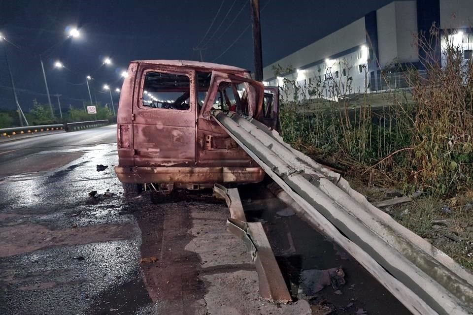Una posible dormitada del conductor provocó que la camioneta se estrellara contra el barandal, que atravesó el vehículo.