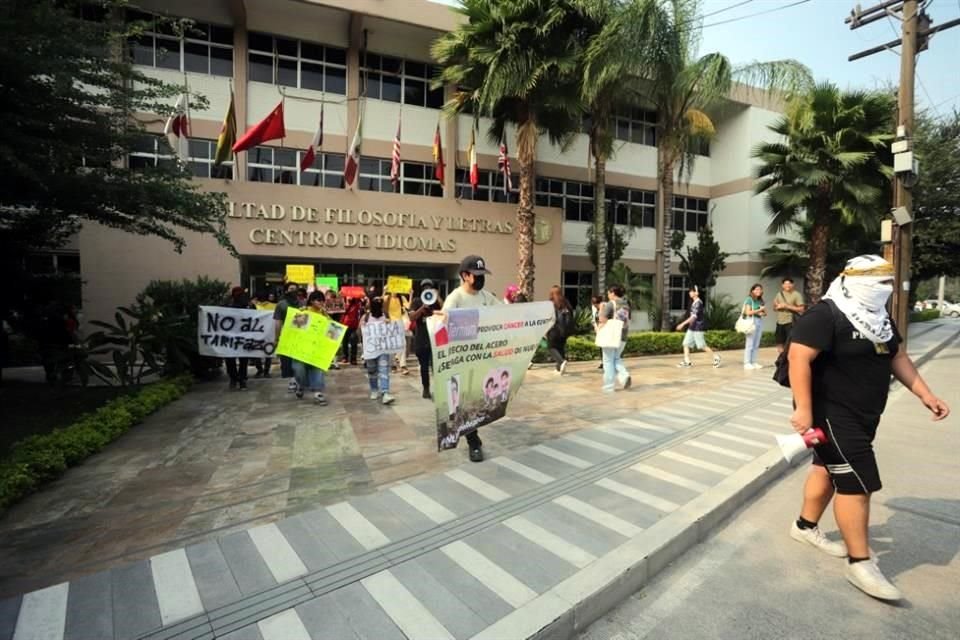 Los manifestantes protestaron contra el alza de tarifas del transporte.