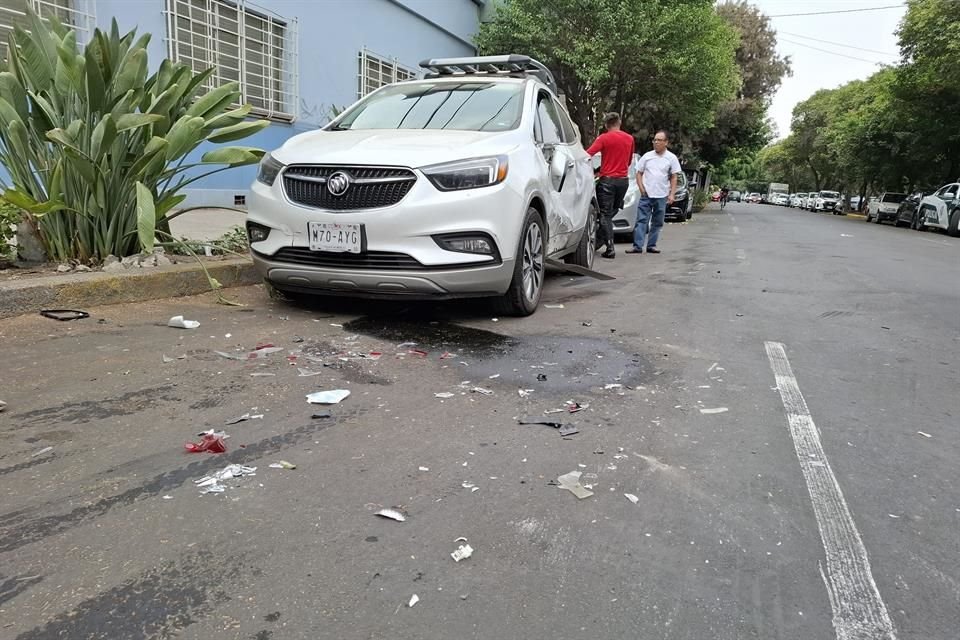 Durante la persecución el conductor impactó a siete vehículos, dañó un poste de luz, hasta que en la esquina de Xochicalco y Calle Miguel Laurent, terminó perdiendo el control.