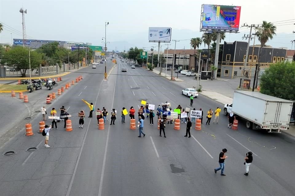Oficiales de Tránsito de San Nicolás acudieron al sitio y dialogaron con los jóvenes para liberar un carril de la circulación.