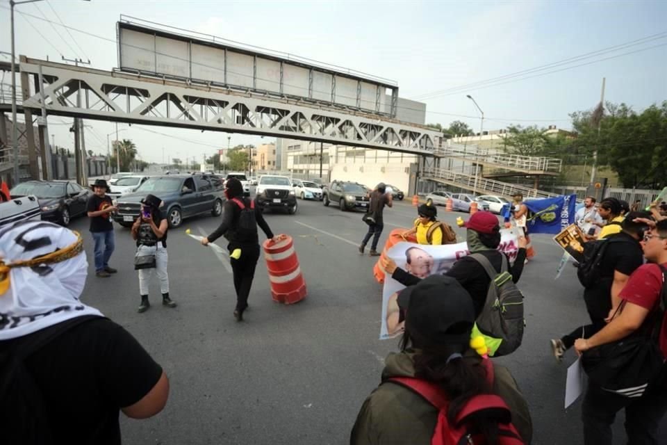 El colectivo bloqueó parcialmente la Av. Manuel L. Barragán.