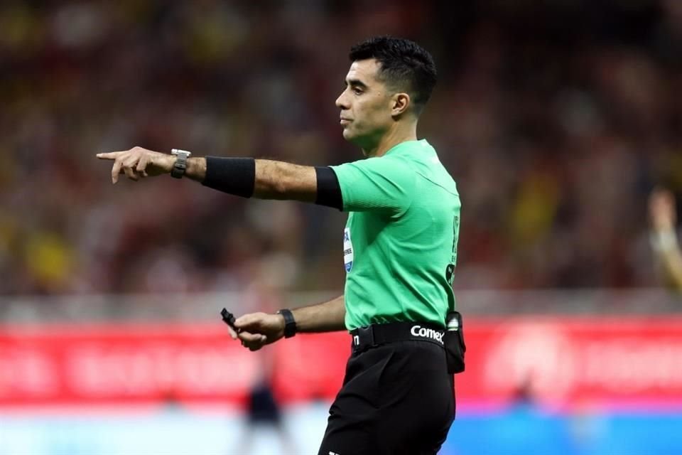 Adonai Escobedo será el árbitro para el Rayados-Pumas.