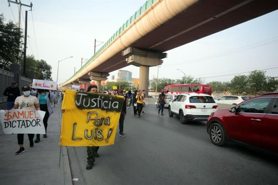 Los manifestantes bloquearon la vialidad a la altura de Metro Universidad.
