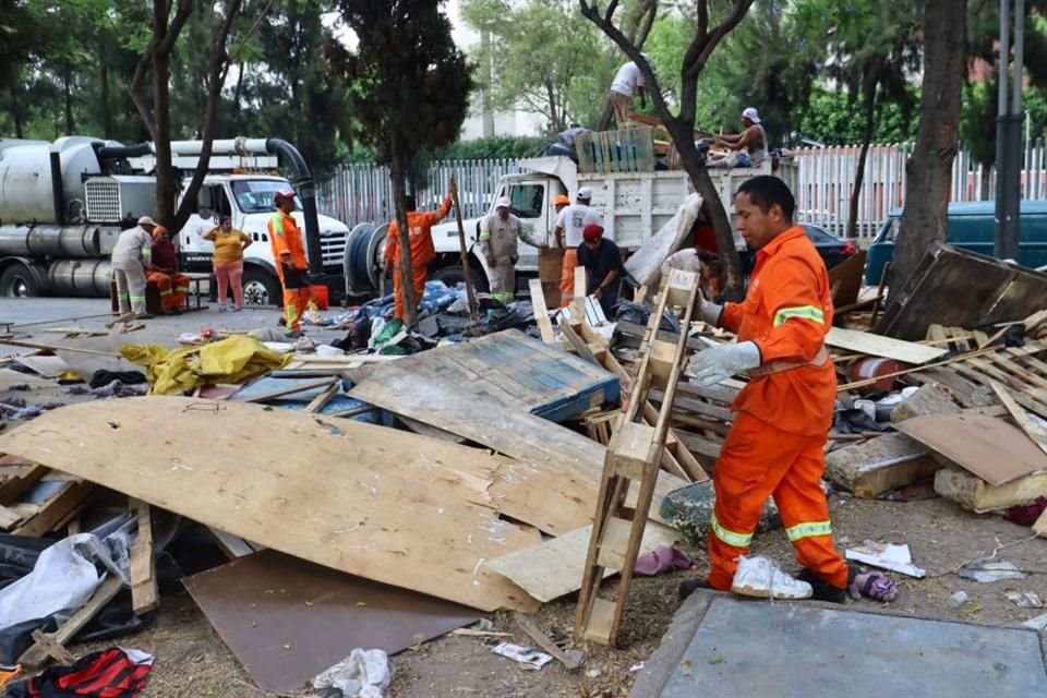 Trabajadores removieron los espacios habilitados por las personas en tránsito en el Parque Guadalupe Victoria.