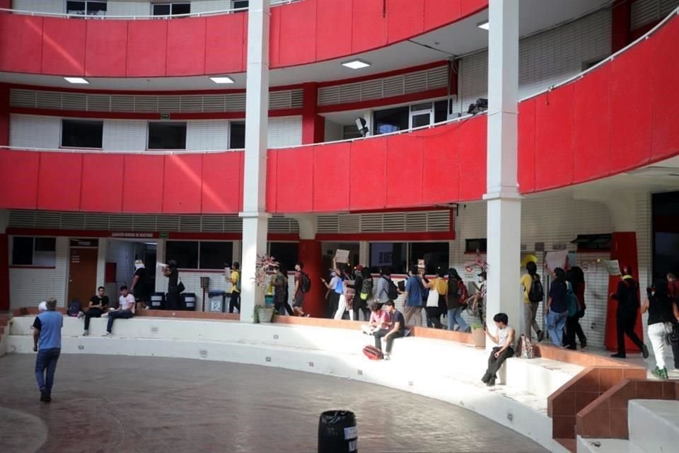 Los manifestantes caminaron por diversas zonas de la UANL.